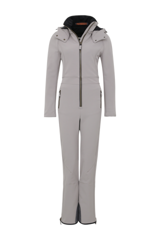 Performance Ski-Overall Kate-S aus Schöller Softshell, enganliegende Passform, Taillenbetonung durch angedeuteten Gürtel, abnehmbare Kapuze, Oberkörper gefüttert, markanter Zip, zwei Taschen mit markantem Zip, Skipasstasche mit nahtfeinem Zip, klassische Frauenschuh Features wie Kantenschutz aus Alcantara-Leder, enganliegende Ärmelbündchen und Schneefang. Robustes, elastisches Material, wasser- und windabweisend, ideal für die Skipiste. In der Farbe Hellbraun (Farbe: cashmere)