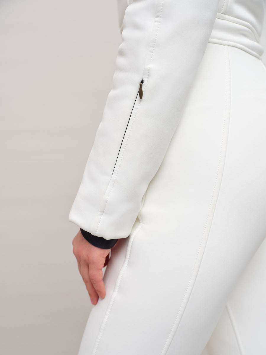 Performance Ski-Overall Kate-S aus Schöller Softshell, enganliegende Passform, Taillenbetonung durch angedeuteten Gürtel, abnehmbare Kapuze, Oberkörper gefüttert, markanter Zip, zwei Taschen mit markantem Zip, Skipasstasche mit nahtfeinem Zip, klassische Frauenschuh Features wie Kantenschutz aus Alcantara-Leder, enganliegende Ärmelbündchen und Schneefang. Robustes, elastisches Material, wasser- und windabweisend, ideal für die Skipiste. In der Farbe Hellgrau (Farbe: cloud)