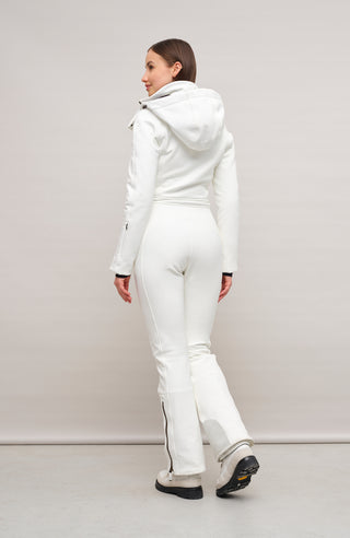 Performance Ski-Overall Kate-S aus Schöller Softshell, enganliegende Passform, Taillenbetonung durch angedeuteten Gürtel, abnehmbare Kapuze, Oberkörper gefüttert, markanter Zip, zwei Taschen mit markantem Zip, Skipasstasche mit nahtfeinem Zip, klassische Frauenschuh Features wie Kantenschutz aus Alcantara-Leder, enganliegende Ärmelbündchen und Schneefang. Robustes, elastisches Material, wasser- und windabweisend, ideal für die Skipiste. In der Farbe Hellgrau (Farbe: cloud)