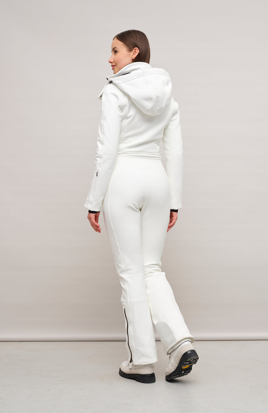 Performance Ski-Overall Kate-S aus Schöller Softshell, enganliegende Passform, Taillenbetonung durch angedeuteten Gürtel, abnehmbare Kapuze, Oberkörper gefüttert, markanter Zip, zwei Taschen mit markantem Zip, Skipasstasche mit nahtfeinem Zip, klassische Frauenschuh Features wie Kantenschutz aus Alcantara-Leder, enganliegende Ärmelbündchen und Schneefang. Robustes, elastisches Material, wasser- und windabweisend, ideal für die Skipiste. In der Farbe Hellgrau (Farbe: cloud)