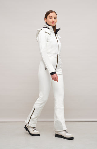 Performance Ski-Overall Kate-S aus Schöller Softshell, enganliegende Passform, Taillenbetonung durch angedeuteten Gürtel, abnehmbare Kapuze, Oberkörper gefüttert, markanter Zip, zwei Taschen mit markantem Zip, Skipasstasche mit nahtfeinem Zip, klassische Frauenschuh Features wie Kantenschutz aus Alcantara-Leder, enganliegende Ärmelbündchen und Schneefang. Robustes, elastisches Material, wasser- und windabweisend, ideal für die Skipiste. In der Farbe Hellgrau (Farbe: cloud)