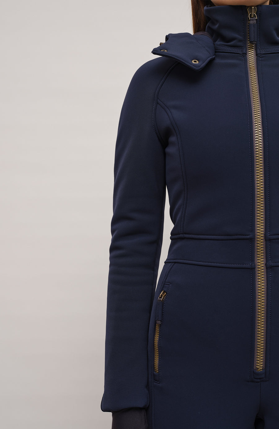 Performance Ski-Overall Kate-S aus Schöller Softshell, enganliegende Passform, Taillenbetonung durch angedeuteten Gürtel, abnehmbare Kapuze, Oberkörper gefüttert, markanter Zip, zwei Taschen mit markantem Zip, Skipasstasche mit nahtfeinem Zip, klassische Frauenschuh Features wie Kantenschutz aus Alcantara-Leder, enganliegende Ärmelbündchen und Schneefang. Robustes, elastisches Material, wasser- und windabweisend, ideal für die Skipiste. In der Farbe Dunkelblau (Farbe: midnight)