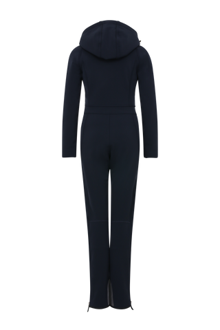 Performance Ski-Overall Kate-S aus Schöller Softshell, enganliegende Passform, Taillenbetonung durch angedeuteten Gürtel, abnehmbare Kapuze, Oberkörper gefüttert, markanter Zip, zwei Taschen mit markantem Zip, Skipasstasche mit nahtfeinem Zip, klassische Frauenschuh Features wie Kantenschutz aus Alcantara-Leder, enganliegende Ärmelbündchen und Schneefang. Robustes, elastisches Material, wasser- und windabweisend, ideal für die Skipiste. In der Farbe Dunkelblau (Farbe: midnight)