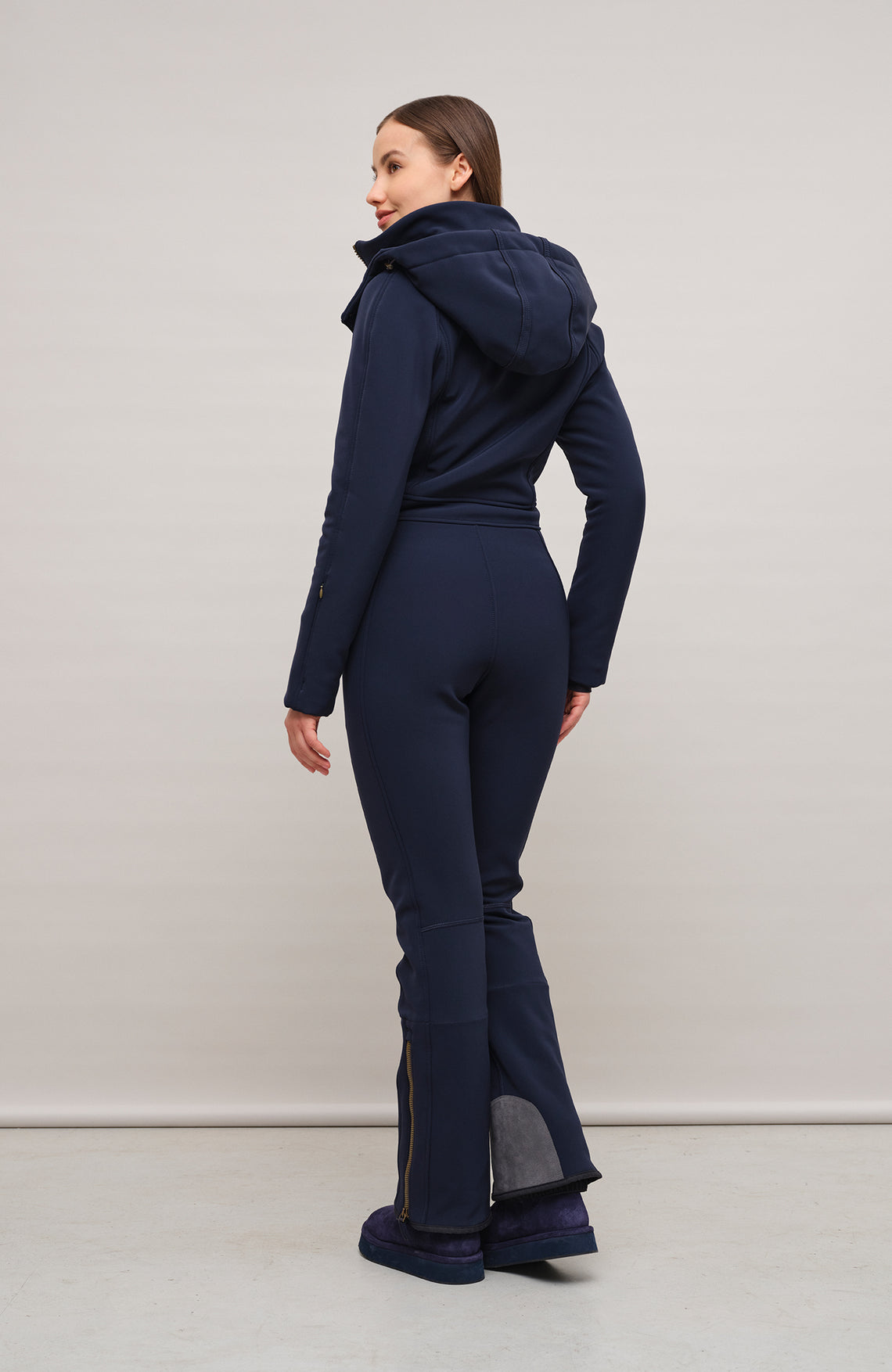 Performance Ski-Overall Kate-S aus Schöller Softshell, enganliegende Passform, Taillenbetonung durch angedeuteten Gürtel, abnehmbare Kapuze, Oberkörper gefüttert, markanter Zip, zwei Taschen mit markantem Zip, Skipasstasche mit nahtfeinem Zip, klassische Frauenschuh Features wie Kantenschutz aus Alcantara-Leder, enganliegende Ärmelbündchen und Schneefang. Robustes, elastisches Material, wasser- und windabweisend, ideal für die Skipiste. In der Farbe Dunkelblau (Farbe: midnight)