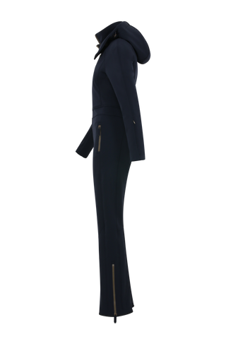 Performance Ski-Overall Kate-S aus Schöller Softshell, enganliegende Passform, Taillenbetonung durch angedeuteten Gürtel, abnehmbare Kapuze, Oberkörper gefüttert, markanter Zip, zwei Taschen mit markantem Zip, Skipasstasche mit nahtfeinem Zip, klassische Frauenschuh Features wie Kantenschutz aus Alcantara-Leder, enganliegende Ärmelbündchen und Schneefang. Robustes, elastisches Material, wasser- und windabweisend, ideal für die Skipiste. In der Farbe Dunkelblau (Farbe: midnight)