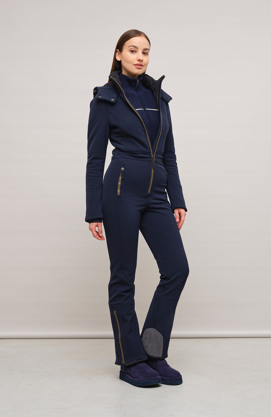 Performance Ski-Overall Kate-S aus Schöller Softshell, enganliegende Passform, Taillenbetonung durch angedeuteten Gürtel, abnehmbare Kapuze, Oberkörper gefüttert, markanter Zip, zwei Taschen mit markantem Zip, Skipasstasche mit nahtfeinem Zip, klassische Frauenschuh Features wie Kantenschutz aus Alcantara-Leder, enganliegende Ärmelbündchen und Schneefang. Robustes, elastisches Material, wasser- und windabweisend, ideal für die Skipiste. In der Farbe Dunkelblau (Farbe: midnight)