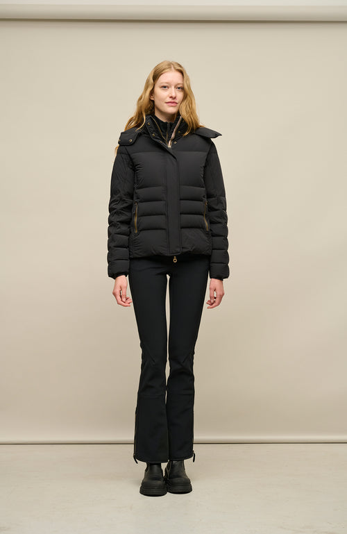 Sportliche Softshell-Skihose Christie-S, figurbetonter Schnitt mit höher geschnittenem Bund im Rücken, spezielle Sicherheitsdruckknöpfe, zwei Eingriffstaschen mit Reißverschluss, Zipper am Beinsaum, elastischer Schneefang, Kantenschutz aus Alcantara und leicht aufgeraute Innenseite für weichen Tragekomfort. Ergonomisches Knie für maximale Bewegungsfreiheit. GRÖßENHINWEIS: Figurbetonte Passform, wählen Sie Ihre gewohnte Größe. In der Farbe Schwarz (Farbe: black)