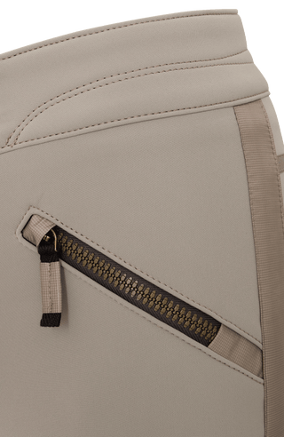 Sportliche Softshell-Skihose Christie-S, figurbetonter Schnitt mit höher geschnittenem Bund im Rücken, spezielle Sicherheitsdruckknöpfe, zwei Eingriffstaschen mit Reißverschluss, Zipper am Beinsaum, elastischer Schneefang, Kantenschutz aus Alcantara und leicht aufgeraute Innenseite für weichen Tragekomfort. Ergonomisches Knie für maximale Bewegungsfreiheit. GRÖßENHINWEIS: Figurbetonte Passform, wählen Sie Ihre gewohnte Größe. In der Farbe Hellbraun (Farbe: cashmere)