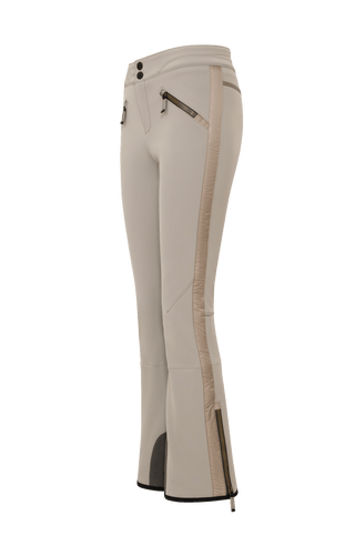 Sportliche Softshell-Skihose Christie-S, figurbetonter Schnitt mit höher geschnittenem Bund im Rücken, spezielle Sicherheitsdruckknöpfe, zwei Eingriffstaschen mit Reißverschluss, Zipper am Beinsaum, elastischer Schneefang, Kantenschutz aus Alcantara und leicht aufgeraute Innenseite für weichen Tragekomfort. Ergonomisches Knie für maximale Bewegungsfreiheit. GRÖßENHINWEIS: Figurbetonte Passform, wählen Sie Ihre gewohnte Größe. In der Farbe Hellbraun (Farbe: cashmere)