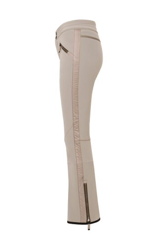 Sportliche Softshell-Skihose Christie-S, figurbetonter Schnitt mit höher geschnittenem Bund im Rücken, spezielle Sicherheitsdruckknöpfe, zwei Eingriffstaschen mit Reißverschluss, Zipper am Beinsaum, elastischer Schneefang, Kantenschutz aus Alcantara und leicht aufgeraute Innenseite für weichen Tragekomfort. Ergonomisches Knie für maximale Bewegungsfreiheit. GRÖßENHINWEIS: Figurbetonte Passform, wählen Sie Ihre gewohnte Größe. In der Farbe Hellbraun (Farbe: cashmere)