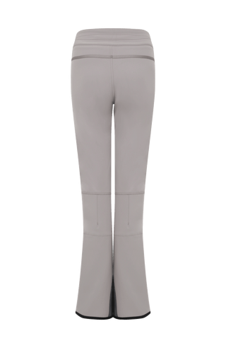 Performance Skihose SerafinaMulti-S aus Schöller Softshell, figurbetont mit leicht ausgestelltem Bein, Lodenstreifen an der Seite, zwei markante Taschen mit Zip, klassische Frauenschuh Features wie Kantenschutz aus Alcantara-Leder, Sicherheitsdruckknöpfe, Knieabnäher und Schneefang. Robustes, elastisches Material, wasser- und windabweisend, ideal zum Skifahren oder Schneewandern. In der Farbe Braun (Farbe: cashmere)