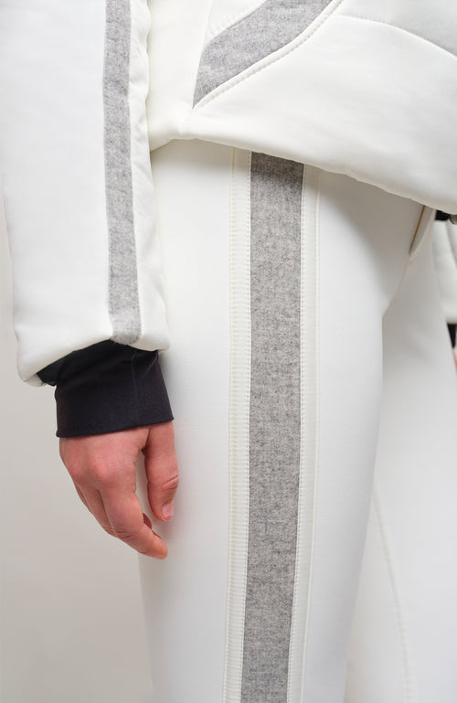 Performance Skihose SerafinaMulti-S aus Schöller Softshell, figurbetont mit leicht ausgestelltem Bein, Lodenstreifen an der Seite, zwei markante Taschen mit Zip, klassische Frauenschuh Features wie Kantenschutz aus Alcantara-Leder, Sicherheitsdruckknöpfe, Knieabnäher und Schneefang. Robustes, elastisches Material, wasser- und windabweisend, ideal zum Skifahren oder Schneewandern. In der Farbe Weiß (Farbe: cloud)