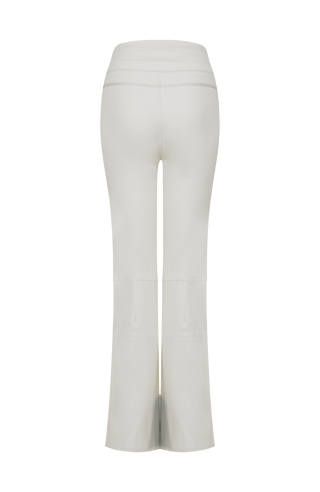 Performance Skihose SerafinaMulti-S aus Schöller Softshell, figurbetont mit leicht ausgestelltem Bein, Lodenstreifen an der Seite, zwei markante Taschen mit Zip, klassische Frauenschuh Features wie Kantenschutz aus Alcantara-Leder, Sicherheitsdruckknöpfe, Knieabnäher und Schneefang. Robustes, elastisches Material, wasser- und windabweisend, ideal zum Skifahren oder Schneewandern. In der Farbe Hellgrau (Farbe: cloud)