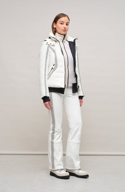 Performance Skihose SerafinaMulti-S aus Schöller Softshell, figurbetont mit leicht ausgestelltem Bein, Lodenstreifen an der Seite, zwei markante Taschen mit Zip, klassische Frauenschuh Features wie Kantenschutz aus Alcantara-Leder, Sicherheitsdruckknöpfe, Knieabnäher und Schneefang. Robustes, elastisches Material, wasser- und windabweisend, ideal zum Skifahren oder Schneewandern. In der Farbe Weiß (Farbe: cloud)