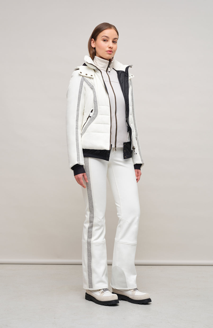 Performance Skihose SerafinaMulti-S aus Schöller Softshell, figurbetont mit leicht ausgestelltem Bein, Lodenstreifen an der Seite, zwei markante Taschen mit Zip, klassische Frauenschuh Features wie Kantenschutz aus Alcantara-Leder, Sicherheitsdruckknöpfe, Knieabnäher und Schneefang. Robustes, elastisches Material, wasser- und windabweisend, ideal zum Skifahren oder Schneewandern. In der Farbe Weiß (Farbe: cloud)