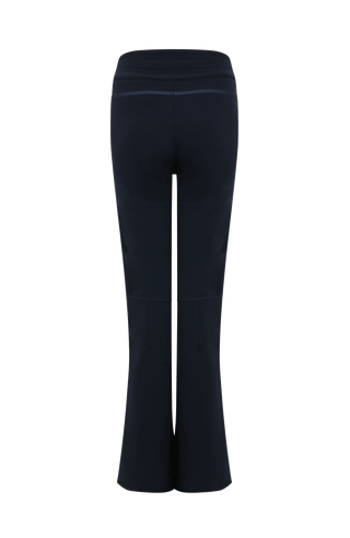 Performance Skihose SerafinaMulti-S aus Schöller Softshell, figurbetont mit leicht ausgestelltem Bein, Lodenstreifen an der Seite, zwei markante Taschen mit Zip, klassische Frauenschuh Features wie Kantenschutz aus Alcantara-Leder, Sicherheitsdruckknöpfe, Knieabnäher und Schneefang. Robustes, elastisches Material, wasser- und windabweisend, ideal zum Skifahren oder Schneewandern. In der Farbe Dunkelblau (Farbe: midnight)