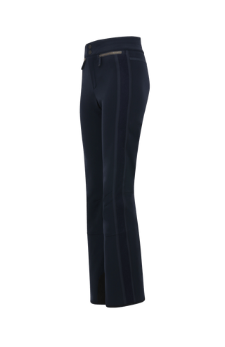 Performance Skihose SerafinaMulti-S aus Schöller Softshell, figurbetont mit leicht ausgestelltem Bein, Lodenstreifen an der Seite, zwei markante Taschen mit Zip, klassische Frauenschuh Features wie Kantenschutz aus Alcantara-Leder, Sicherheitsdruckknöpfe, Knieabnäher und Schneefang. Robustes, elastisches Material, wasser- und windabweisend, ideal zum Skifahren oder Schneewandern. In der Farbe Dunkelblau (Farbe: midnight)
