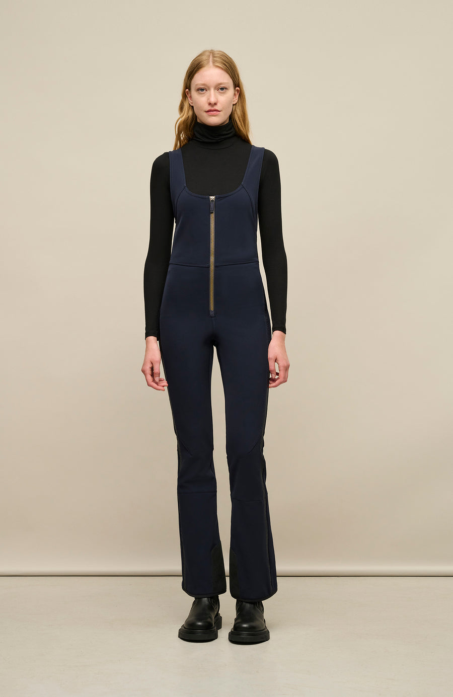 Ski-Catsuit Davina2.0-S im Latzhosen-Stil ohne Ärmel, schmaler figurbetonter Schnitt mit ausgestelltem Bein, femininer Bustier-Ausschnitt, Streifen an den Beinaußenseiten aus Alcantara-Leder, Träger hinten aus elastischem Gummi, ergonomisches Knie, markanter langer Zipper, auffallende Nähte, Seitentaschen mit Zip, Kantenschutz aus Alcantara-Leder und Schneefang. Enganliegend, feminin, betont Silhouette und Bewegungsfreiheit. In der Farbe Dunkelblau (Farbe: midnight)