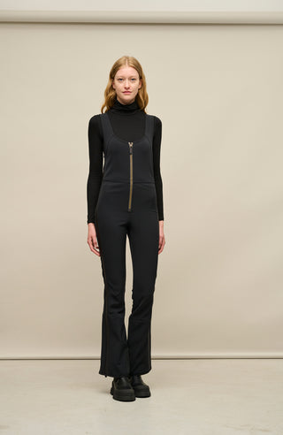 Ski-Catsuit Davina2.0-S im Latzhosen-Stil ohne Ärmel, schmaler figurbetonter Schnitt mit ausgestelltem Bein und femininer Bustier-Ausschnitt. Streifen an den Beinaußenseiten aus Alcantara-Leder, Träger hinten aus elastischem Gummi, ergonomisches Knie, langer Zipper, auffallende Nähte, Seitentaschen mit Zip, Kantenschutz aus Alcantara-Leder und Schneefang. Enganliegend und feminin, betont die Silhouette und Bewegungsfreiheit. In der Farbe Schwarz (Farbe: black)