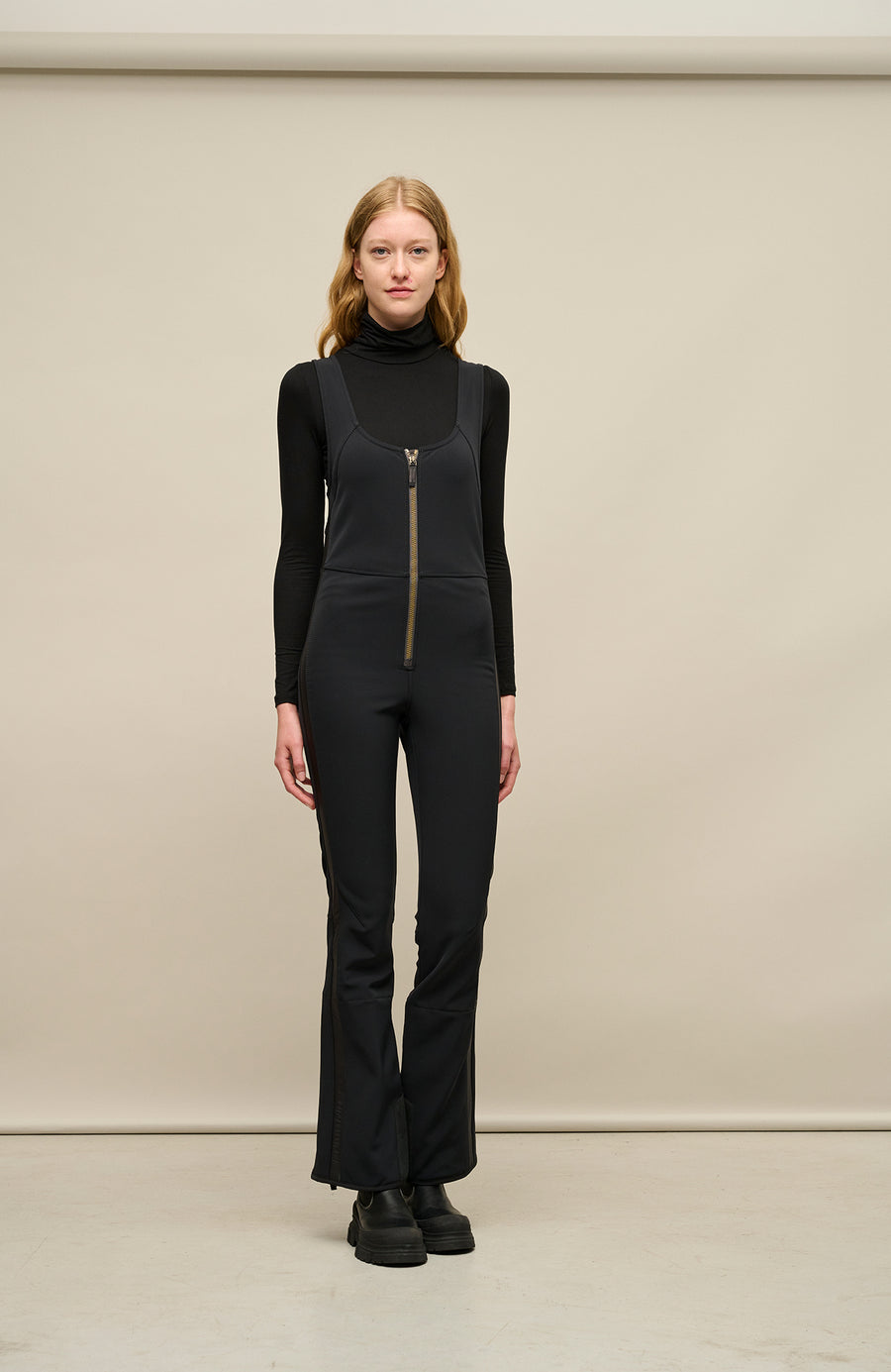 Ski-Catsuit Davina2.0-S im Latzhosen-Stil ohne Ärmel, schmaler figurbetonter Schnitt mit ausgestelltem Bein und femininer Bustier-Ausschnitt. Streifen an den Beinaußenseiten aus Alcantara-Leder, Träger hinten aus elastischem Gummi, ergonomisches Knie, langer Zipper, auffallende Nähte, Seitentaschen mit Zip, Kantenschutz aus Alcantara-Leder und Schneefang. Enganliegend und feminin, betont die Silhouette und Bewegungsfreiheit. In der Farbe Schwarz (Farbe: black)