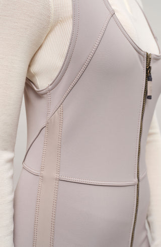 Ski-Catsuit Davina2.0-S im Latzhosen-Stil ohne Ärmel, schmaler figurbetonter Schnitt mit ausgestelltem Bein und femininer Bustier-Ausschnitt. Streifen an den Beinaußenseiten aus Alcantara-Leder, Träger hinten aus elastischem Gummi, ergonomisches Knie, langer Zipper, auffallende Nähte, Seitentaschen mit Zip, Kantenschutz aus Alcantara-Leder und Schneefang. Enganliegend und feminin, betont die Silhouette und Bewegungsfreiheit. In der Farbe Beige (Farbe: cashmere)