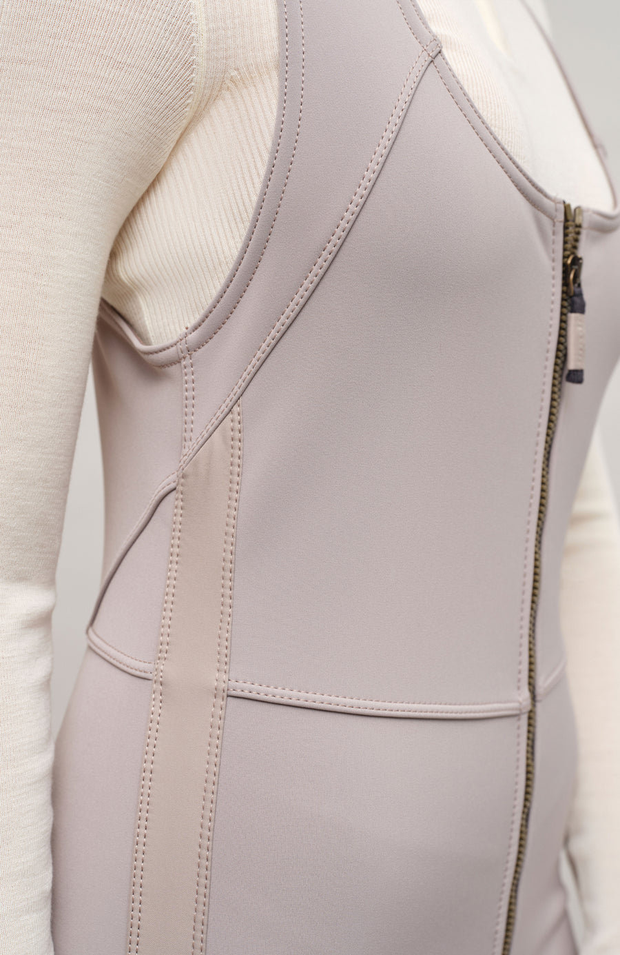 Ski-Catsuit Davina2.0-S im Latzhosen-Stil ohne Ärmel, schmaler figurbetonter Schnitt mit ausgestelltem Bein und femininer Bustier-Ausschnitt. Streifen an den Beinaußenseiten aus Alcantara-Leder, Träger hinten aus elastischem Gummi, ergonomisches Knie, langer Zipper, auffallende Nähte, Seitentaschen mit Zip, Kantenschutz aus Alcantara-Leder und Schneefang. Enganliegend und feminin, betont die Silhouette und Bewegungsfreiheit. In der Farbe Beige (Farbe: cashmere)