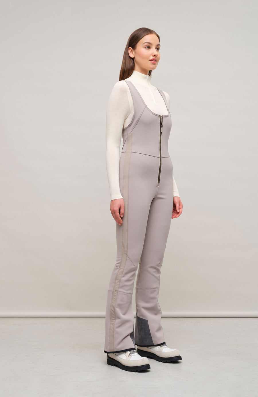 Ski-Catsuit Davina2.0-S im Latzhosen-Stil ohne Ärmel, schmaler figurbetonter Schnitt mit ausgestelltem Bein und femininer Bustier-Ausschnitt. Streifen an den Beinaußenseiten aus Alcantara-Leder, Träger hinten aus elastischem Gummi, ergonomisches Knie, langer Zipper, auffallende Nähte, Seitentaschen mit Zip, Kantenschutz aus Alcantara-Leder und Schneefang. Enganliegend und feminin, betont die Silhouette und Bewegungsfreiheit. In der Farbe Beige (Farbe: cashmere)