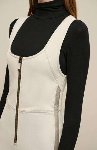 Ski-Catsuit Davina2.0-S im Latzhosen-Stil ohne Ärmel, schmaler figurbetonter Schnitt mit ausgestelltem Bein, femininer Bustier-Ausschnitt, Streifen an den Beinaußenseiten aus Alcantara-Leder, Träger hinten aus elastischem Gummi, ergonomisches Knie, markanter langer Zipper, auffallende Nähte, Seitentaschen mit Zip, Kantenschutz aus Alcantara-Leder und Schneefang. Enganliegend, feminin, betont Silhouette und Bewegungsfreiheit. In der Farbe Weiß-Beige (Farbe: sandstone)
