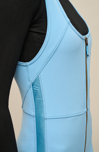 Ski-Catsuit Davina2.0-S im Latzhosen-Stil ohne Ärmel, schmaler figurbetonter Schnitt mit ausgestelltem Bein, femininer Bustier-Ausschnitt, Streifen an den Beinaußenseiten aus Alcantara-Leder, Träger hinten aus elastischem Gummi, ergonomisches Knie, langer Zipper, auffallende Nähte, Seitentaschen mit Zip, Kantenschutz aus Alcantara-Leder und Schneefang. Enganliegend, feminin, betont Silhouette und Bewegungsfreiheit. In der Farbe Hellblau (Farbe: sky)