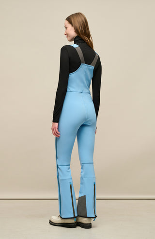 Ski-Catsuit Davina2.0-S im Latzhosen-Stil ohne Ärmel, schmaler figurbetonter Schnitt mit ausgestelltem Bein, femininer Bustier-Ausschnitt, Streifen an den Beinaußenseiten aus Alcantara-Leder, Träger hinten aus elastischem Gummi, ergonomisches Knie, langer Zipper, auffallende Nähte, Seitentaschen mit Zip, Kantenschutz aus Alcantara-Leder und Schneefang. Enganliegend, feminin, betont Silhouette und Bewegungsfreiheit. In der Farbe Hellblau (Farbe: sky)