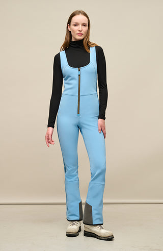Ski-Catsuit Davina2.0-S im Latzhosen-Stil ohne Ärmel, schmaler figurbetonter Schnitt mit ausgestelltem Bein, femininer Bustier-Ausschnitt, Streifen an den Beinaußenseiten aus Alcantara-Leder, Träger hinten aus elastischem Gummi, ergonomisches Knie, langer Zipper, auffallende Nähte, Seitentaschen mit Zip, Kantenschutz aus Alcantara-Leder und Schneefang. Enganliegend, feminin, betont Silhouette und Bewegungsfreiheit. In der Farbe Hellblau (Farbe: sky)