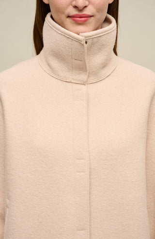 Walkjacke Delia-CW, kürzer geschnitten, lockerer, gerader und legerer Schnitt, Kragen, Eingriffstaschen an den Seiten, locker geschnitten. Hergestellt aus gekochter Merinowolle, wetterfest, schmutzabweisend, strapazierfähig und leicht elastisch. GRÖßENHINWEIS: Locker geschnitten, wählen Sie Ihre gewohnte Größe. In der Farbe Hellrosa (Farbe: frosted rose)