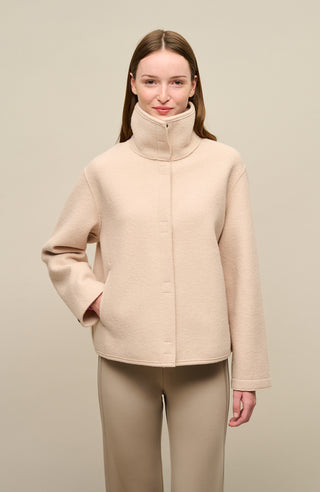 Walkjacke Delia-CW, kürzer geschnitten, lockerer, gerader und legerer Schnitt, Kragen, Eingriffstaschen an den Seiten, locker geschnitten. Hergestellt aus gekochter Merinowolle, wetterfest, schmutzabweisend, strapazierfähig und leicht elastisch. GRÖßENHINWEIS: Locker geschnitten, wählen Sie Ihre gewohnte Größe. In der Farbe Hellrosa (Farbe: frosted rose)