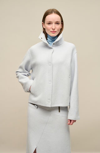 Walkjacke Delia-CW, kürzer geschnitten, lockerer, gerader und legerer Schnitt, Kragen, Eingriffstaschen an den Seiten, locker geschnitten. Hergestellt aus gekochter Merinowolle, wetterfest, schmutzabweisend, strapazierfähig und leicht elastisch. GRÖßENHINWEIS: Locker geschnitten, wählen Sie Ihre gewohnte Größe. In der Farbe Babyblau (Farbe: ice blue)