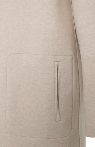 Lässiger 2-in-1 Wendekurzmantel Olivia-WD aus Wool Double in Bi-Color-Optik, gerade legere Passform mit leichtem Oversize Look, offenkantige Nahtverarbeitung, angeschnittene Kapuze, überschnittene Schulterpartie, verdeckte handangenähte Metalldruckknöpfe und zwei aufgesetzte Taschen. In der Farbe Beige (Farbe: caramel)