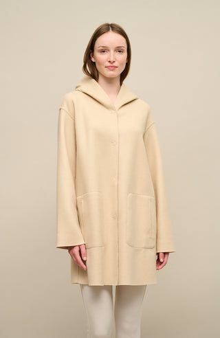 Lässiger 2-in-1 Wendekurzmantel Olivia-WD aus Wool Double in Bi-Color-Optik, gerade legere Passform mit leichtem Oversize Look, offenkantige Nahtverarbeitung, angeschnittene Kapuze, überschnittene Schulterpartie, verdeckte handangenähte Metalldruckknöpfe und zwei aufgesetzte Taschen. In der Farbe beige (Farbe: caramel)