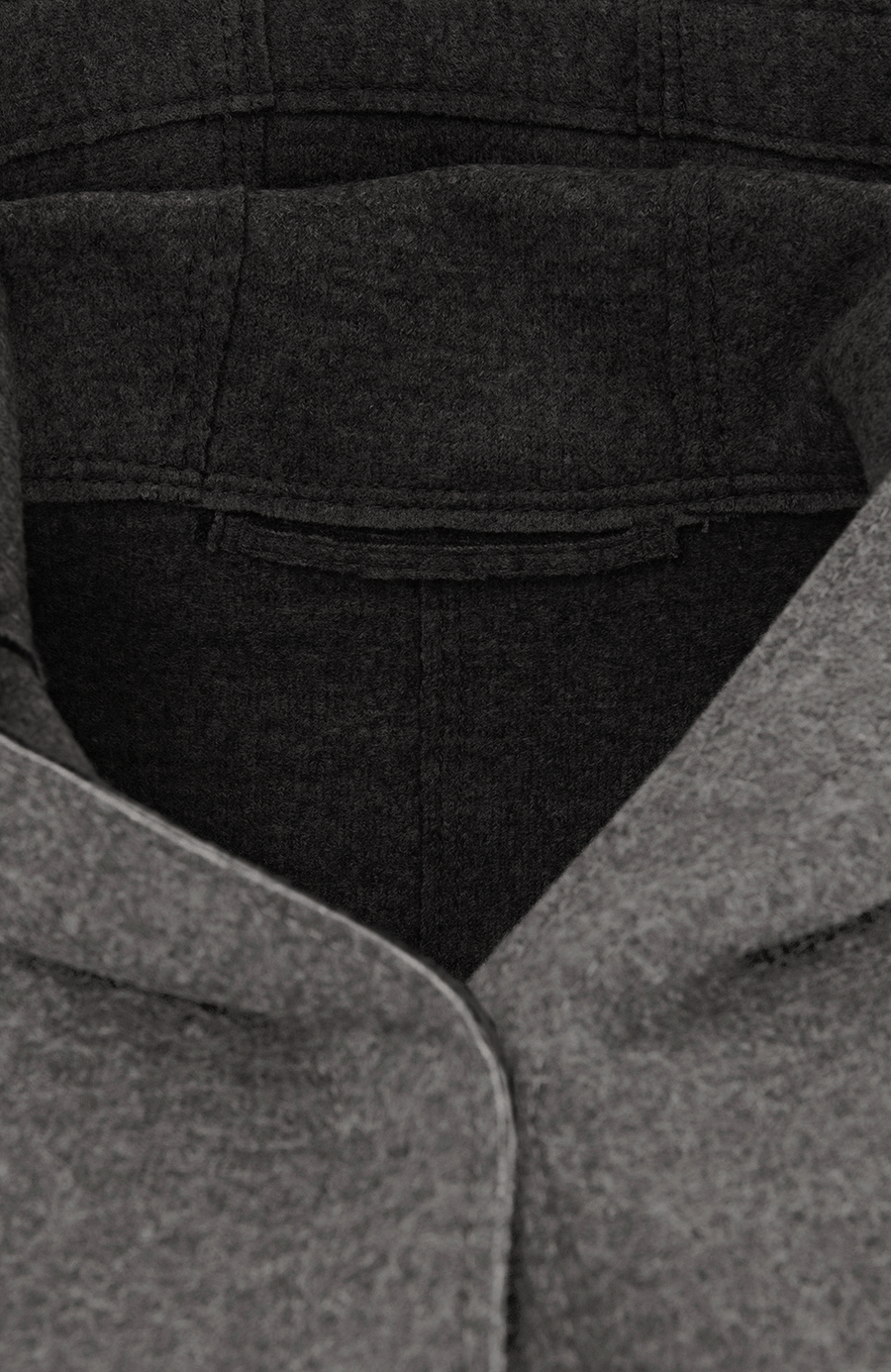 Lässiger 2-in-1 Wendekurzmantel Olivia-WD aus Wool Double in Bi-Color-Optik, gerade legere Passform mit leichtem Oversize Look, offenkantige Nahtverarbeitung, angeschnittene Kapuze, überschnittene Schulterpartie, verdeckte handangenähte Metalldruckknöpfe und zwei aufgesetzte Taschen. In der Farbe Flanellgrau und Dunkelgrau (Farbe: flanellgrey)