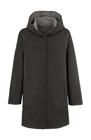 Lässiger 2-in-1 Wendekurzmantel Olivia-WD aus Wool Double in Bi-Color-Optik, gerade legere Passform mit leichtem Oversize Look, offenkantige Nahtverarbeitung, angeschnittene Kapuze, überschnittene Schulterpartie, verdeckte handangenähte Metalldruckknöpfe und zwei aufgesetzte Taschen. In der Farbe Flanellgrau und Dunkelgrau (Farbe: flanellgrey)