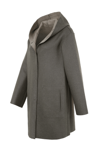 Lässiger 2-in-1 Wendekurzmantel Olivia-WD aus Wool Double in Bi-Color-Optik, gerade legere Passform mit leichtem Oversize Look, offenkantige Nahtverarbeitung, angeschnittene Kapuze, überschnittene Schulterpartie, verdeckte handangenähte Metalldruckknöpfe und zwei aufgesetzte Taschen. In der Farbe Hellgrau (Farbe: hay)
