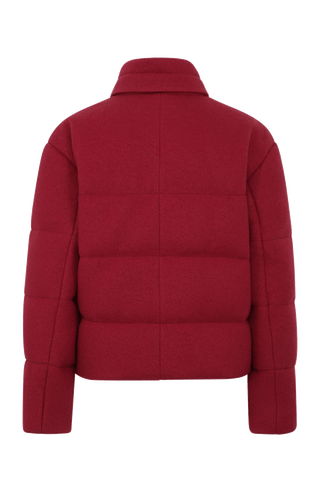 Winterjacke Alpine-LA aus innovativem Loden, mit Daunen gefüttert, etwas kürzer geschnitten. Quernähte als Designelement, Stehkragen, markanter Zwei-Wege-Zipper aus Metall, zwei Taschen mit Zip sowie zwei innenliegende Taschen. Beständiger Loden mit luxuriösem Griff. (Farbe: berry)