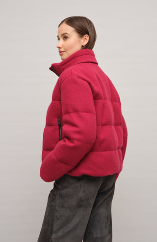 Winterjacke Alpine-LA aus innovativem Loden, mit Daunen gefüttert, etwas kürzer geschnitten. Quernähte als Designelement, Stehkragen, markanter Zwei-Wege-Zipper aus Metall, zwei Taschen mit Zip sowie zwei innenliegende Taschen. Beständiger Loden mit luxuriösem Griff. (Farbe: berry)