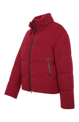 Winterjacke Alpine-LA aus innovativem Loden, mit Daunen gefüttert, etwas kürzer geschnitten. Quernähte als Designelement, Stehkragen, markanter Zwei-Wege-Zipper aus Metall, zwei Taschen mit Zip sowie zwei innenliegende Taschen. Beständiger Loden mit luxuriösem Griff. (Farbe: berry)