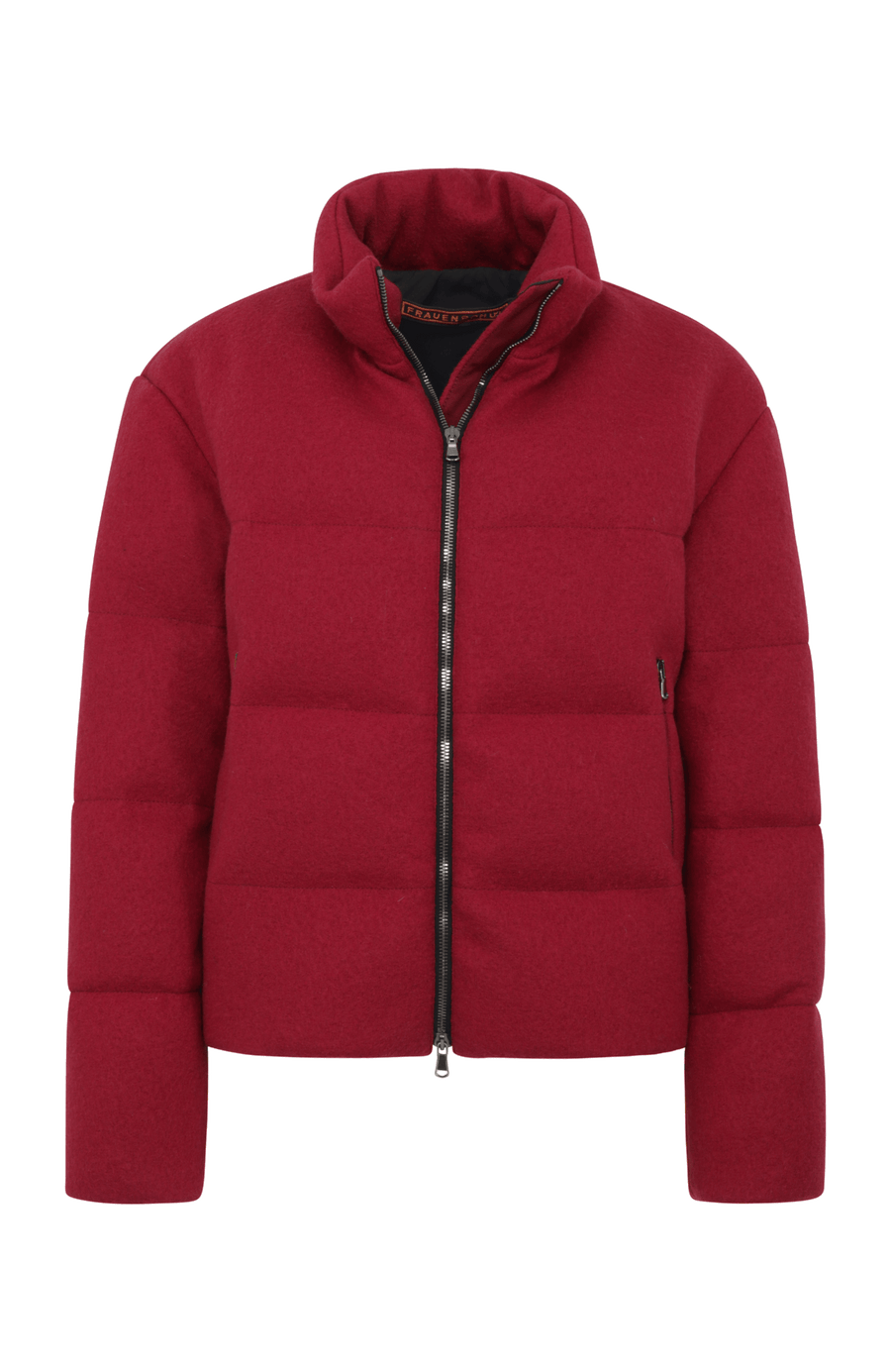 Winterjacke Alpine-LA aus innovativem Loden, mit Daunen gefüttert, etwas kürzer geschnitten. Quernähte als Designelement, Stehkragen, markanter Zwei-Wege-Zipper aus Metall, zwei Taschen mit Zip sowie zwei innenliegende Taschen. Beständiger Loden mit luxuriösem Griff. (Farbe: berry)