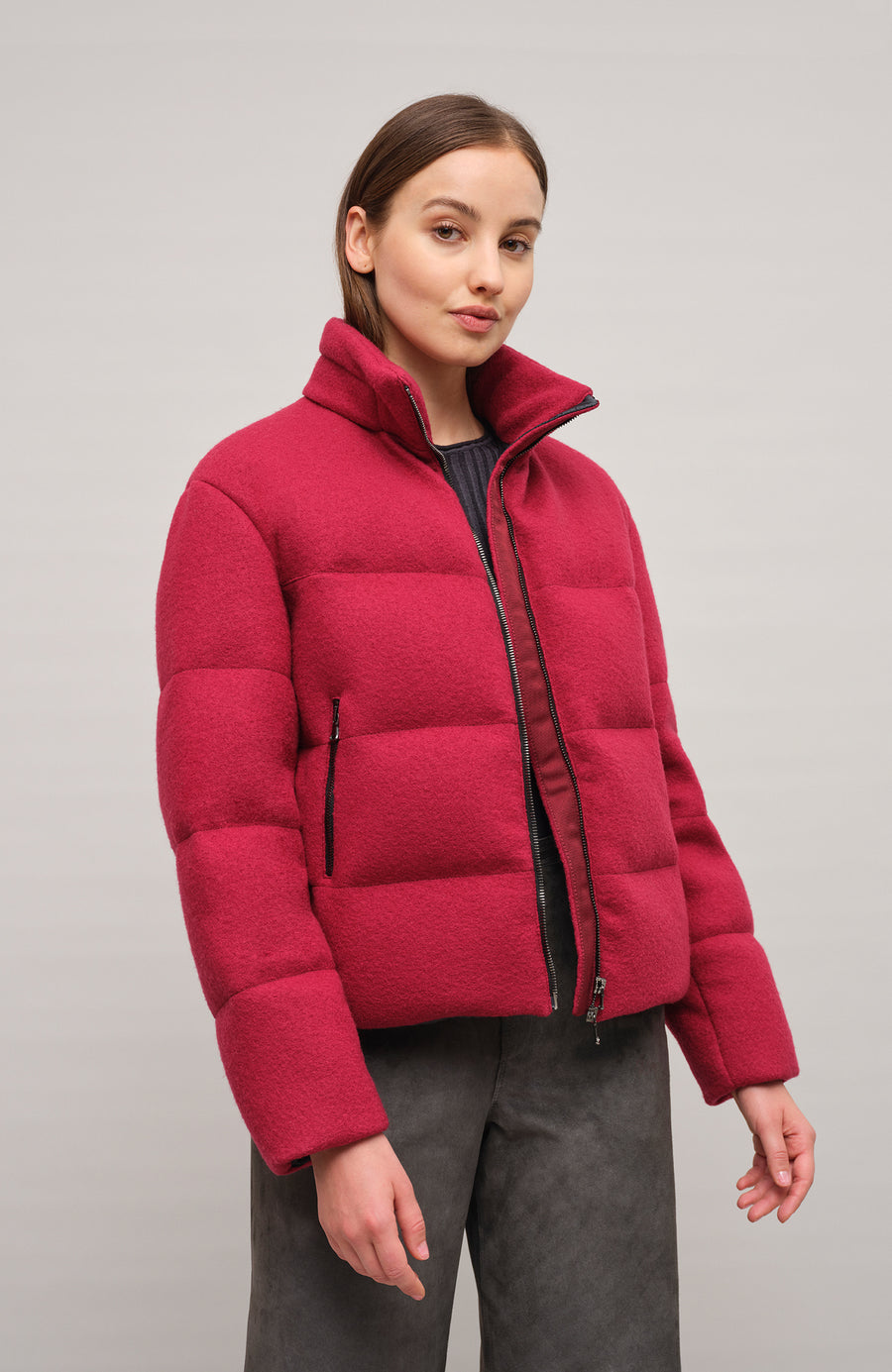 Winterjacke Alpine-LA aus innovativem Loden, mit Daunen gefüttert, etwas kürzer geschnitten. Quernähte als Designelement, Stehkragen, markanter Zwei-Wege-Zipper aus Metall, zwei Taschen mit Zip sowie zwei innenliegende Taschen. Beständiger Loden mit luxuriösem Griff. (Farbe: berry)