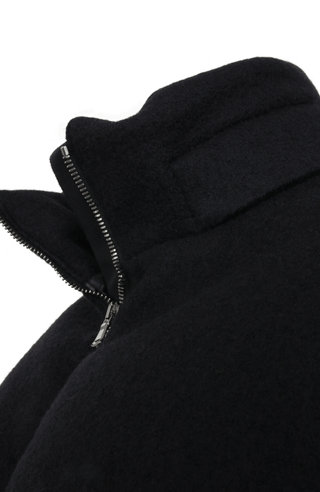 Winterjacke Alpine-LA aus innovativem Loden, mit Daunen gefüttert, etwas kürzer geschnitten. Quernähte als Designelement, Stehkragen, markanter Zwei-Wege-Zipper aus Metall, zwei Taschen mit Zip sowie zwei innenliegende Taschen. Beständiger Loden mit luxuriösem Griff. (Farbe: black)