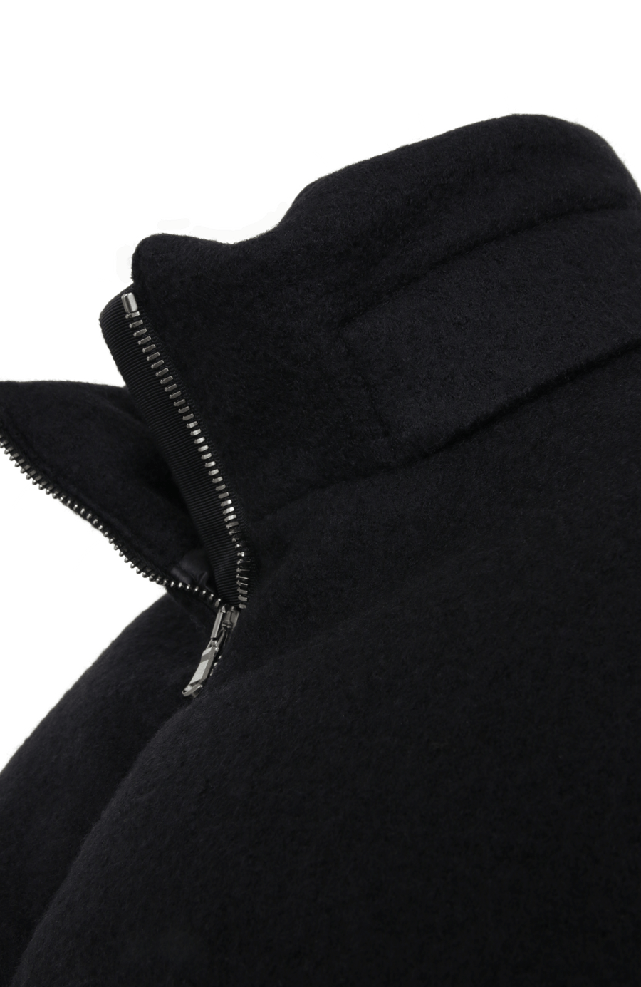 Winterjacke Alpine-LA aus innovativem Loden, mit Daunen gefüttert, etwas kürzer geschnitten. Quernähte als Designelement, Stehkragen, markanter Zwei-Wege-Zipper aus Metall, zwei Taschen mit Zip sowie zwei innenliegende Taschen. Beständiger Loden mit luxuriösem Griff. (Farbe: black)