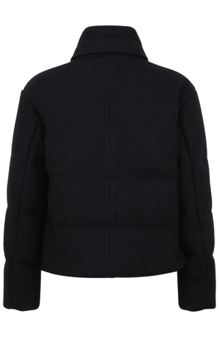 Winterjacke Alpine-LA aus innovativem Loden, mit Daunen gefüttert, etwas kürzer geschnitten. Quernähte als Designelement, Stehkragen, markanter Zwei-Wege-Zipper aus Metall, zwei Taschen mit Zip sowie zwei innenliegende Taschen. Beständiger Loden mit luxuriösem Griff. (Farbe: black)