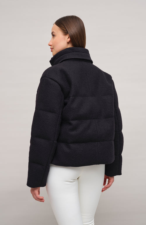 Winterjacke Alpine-LA aus innovativem Loden, mit Daunen gefüttert, etwas kürzer geschnitten. Quernähte als Designelement, Stehkragen, markanter Zwei-Wege-Zipper aus Metall, zwei Taschen mit Zip sowie zwei innenliegende Taschen. Beständiger Loden mit luxuriösem Griff. (Farbe: black)