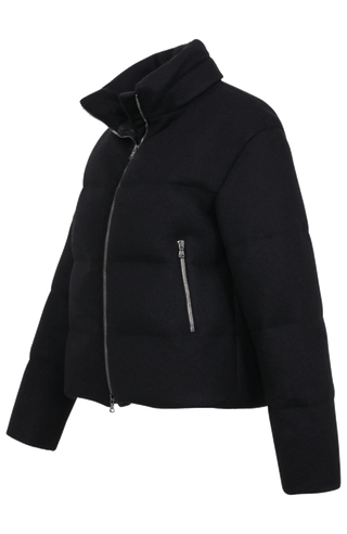 Winterjacke Alpine-LA aus innovativem Loden, mit Daunen gefüttert, etwas kürzer geschnitten. Quernähte als Designelement, Stehkragen, markanter Zwei-Wege-Zipper aus Metall, zwei Taschen mit Zip sowie zwei innenliegende Taschen. Beständiger Loden mit luxuriösem Griff. (Farbe: black)