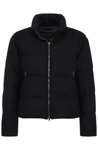 Winterjacke Alpine-LA aus innovativem Loden, mit Daunen gefüttert, etwas kürzer geschnitten. Quernähte als Designelement, Stehkragen, markanter Zwei-Wege-Zipper aus Metall, zwei Taschen mit Zip sowie zwei innenliegende Taschen. Beständiger Loden mit luxuriösem Griff. (Farbe: black)